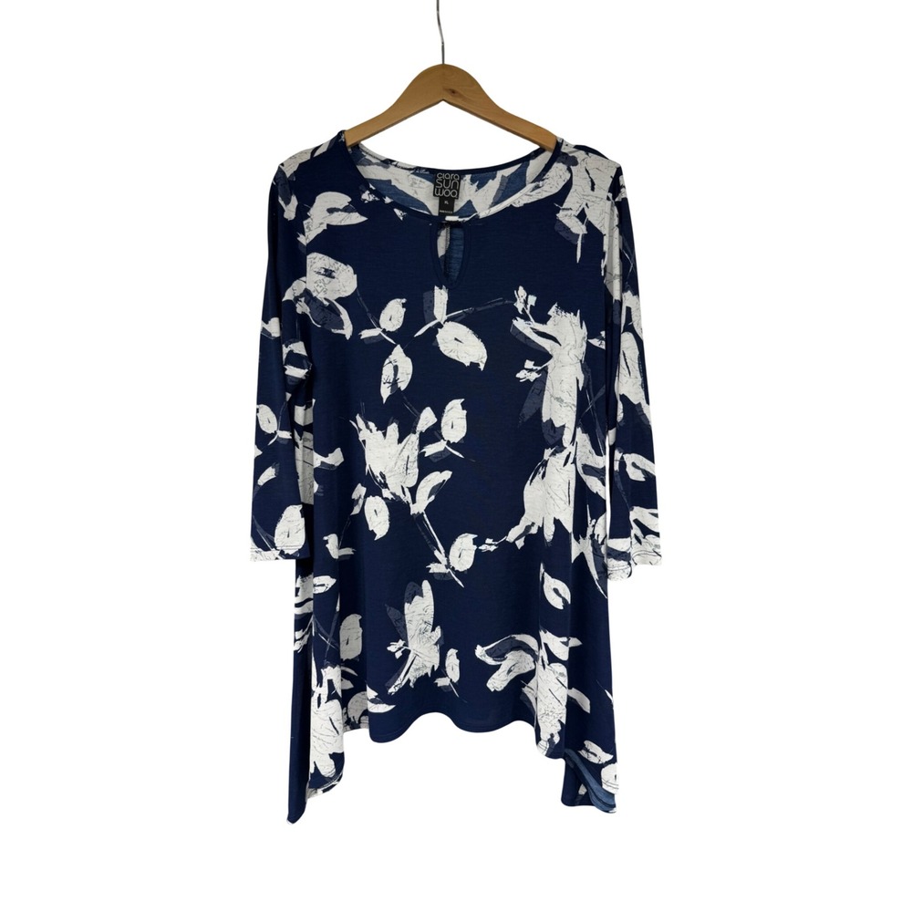 Clara Sunwoo Navy White Floral Sharkbite Hem Tunic Top XL 3/4 Sleeve Keyhole
